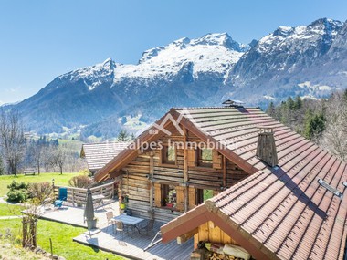 Magnifique chalet de 1800 lové dans un havre de paix face aux montagnes