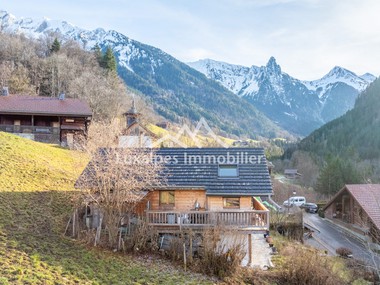 Chalet lumineux &amp; chaleureux avec garage double à Manigod