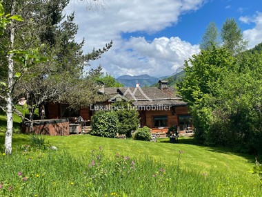 Chalet d'architecte lové dans un écrin de verdure aux Clefs