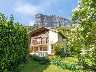 Grande maison de village avec potentiel d'aménagement à La Balme-de-Thuy