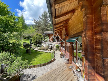 Chalet d'architecte lové dans un écrin de verdure aux Clefs