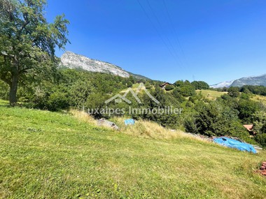 Terrain constructible de près de 3 000 m² aux Clefs