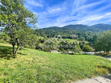 Terrain constructible non viabilisé de 1000 m² aux Villards-sur-Thônes