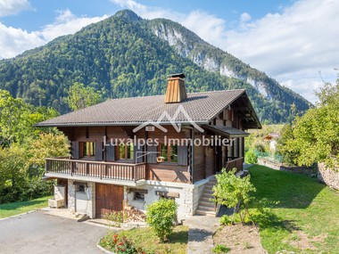 Chalet familial entouré de verdure dans un hameau ensoleillé de Thônes