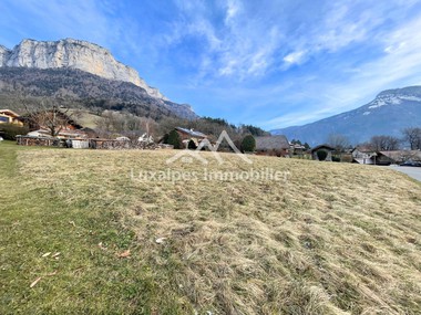 Terrain constructible & viabilisé, idéalement situé entre Annecy & Les Aravis
